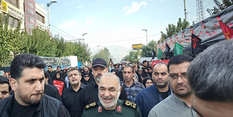من بين المسؤولين المشاركين في المسيرة، القائد العام لقوات الحرس الثوري اللواء حسين سلامي
